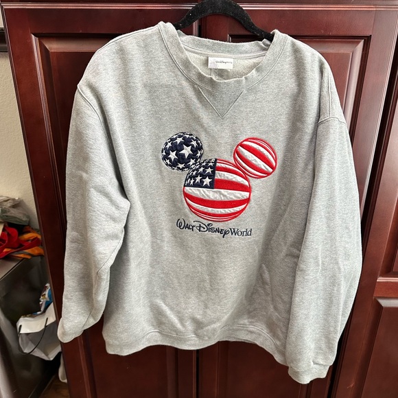 Vintage- Disney World - Epcot Sweatshirt - Size XL - Picture 2 of 7
